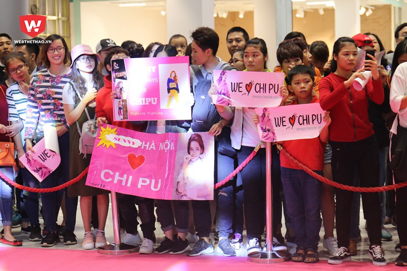 Rất đông bạn trẻ đã chầu trực chờ từ 2 giờ chiều để đón xem Chi Pu, Mai Ngô cùng các cô gái năng động tập môn thể thao mới