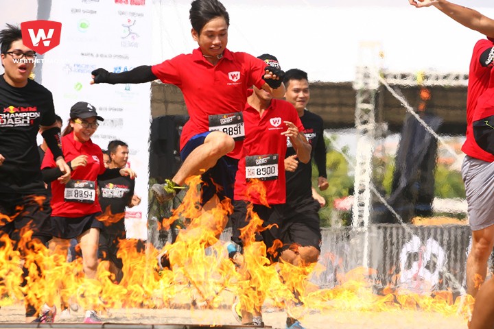 Các VĐV làm nóng cơ thể bằng màn nhảy qua bức tường lửa BBQ