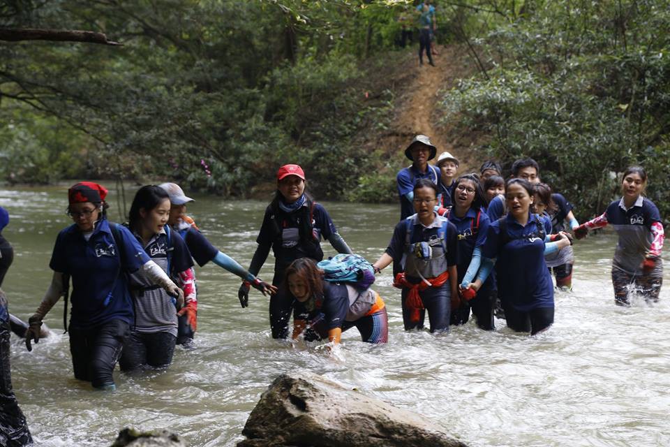2 team 10 Shades Of Awesome và Saigonee dắt nhau vượt qua dòng suối chảy siết