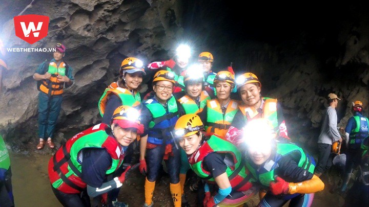 Team 10 cô gái 10SOA chuẩn bị bơi qua hang Hung Ton