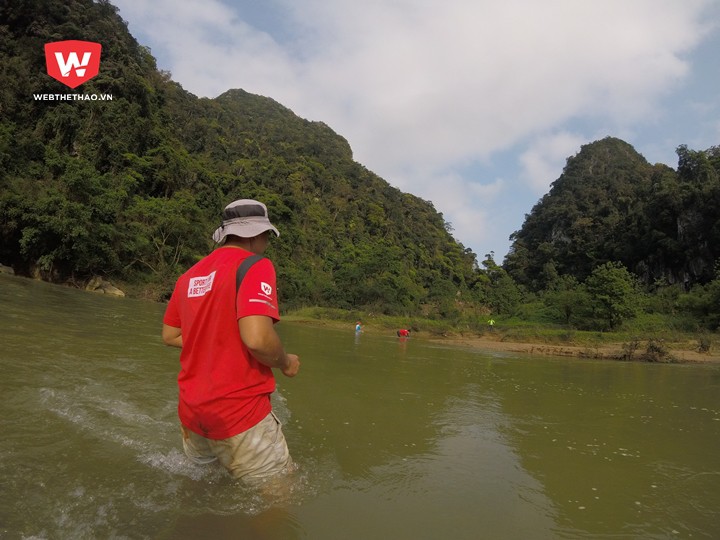 PV Hải Đăng ôm máy ảnh lội qua dòng nước siết