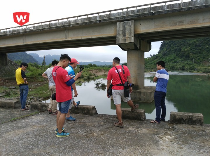 Ngay khi đến Tân Hóa, team Webthethao cùng các thành viên BTC đến cầu Khe Rinh, nơi sẽ là điểm xuất phát của TLAR17 nội dung đua thuyền để khảo sát