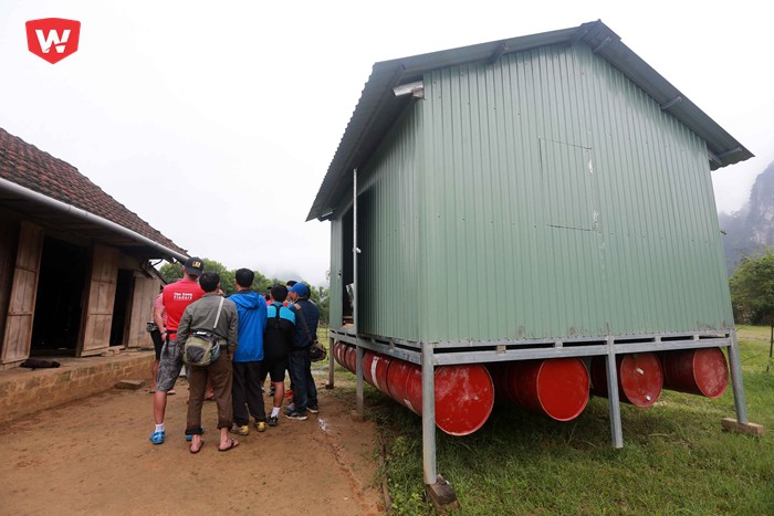 Anh Thái Sơn Tuyến cho biết ở thời điểm đỉnh lũ, mức nước ngập quá mái nhà (bên trái) hàng mét