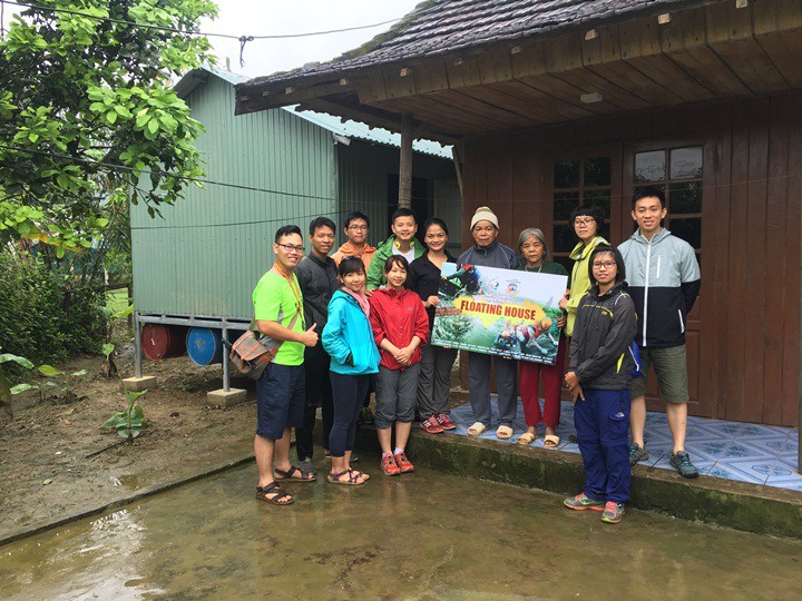Team Saigonee đến thăm nhà nổi của hộ dân Cao Văn Nông