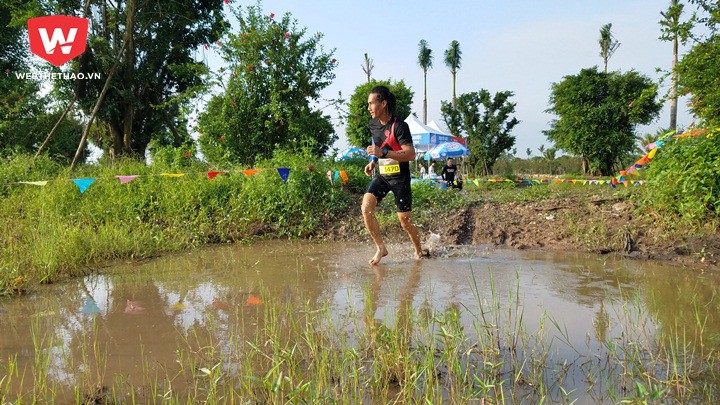 Không chỉ Hữu Hanh, Chí Sơn, VĐV Hoa Việt cũng lựa chọn chạy barefoot
