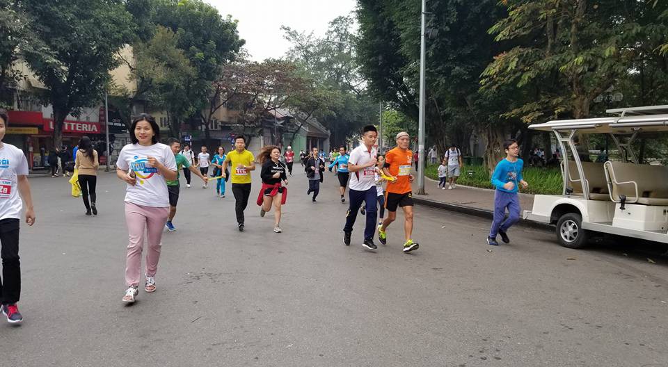 VĐV Nguyễn Đỗ Hùng (áo cam), người cao tuổi chạy marathon nhanh nhất Việt Nam hiện nay, dẫn bạn chạy 
