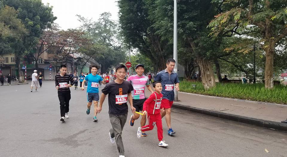 Không ít người dẫn chạy là những ''siêu nhân'' từng chạy 100km Sa Pa, chinh phục Ironman 140.6 như anh Nguyễn Thanh Lâm (áo hồng)