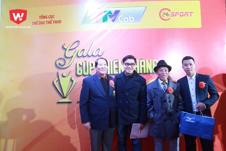 HLV Bùi Lương chụp ảnh ''mệt nghỉ'' với các khách mời trước lễ trao giải đêm Gala Cúp Chiến thắng