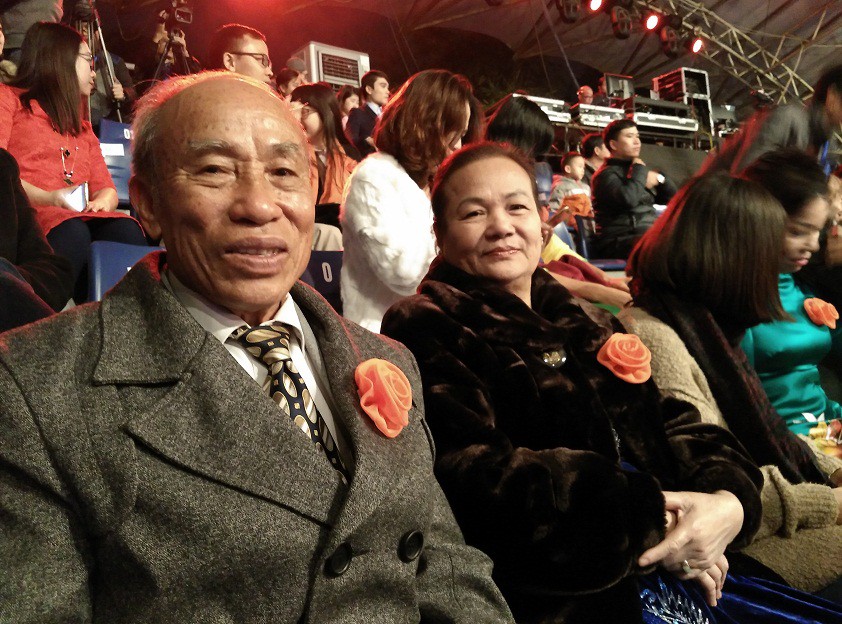 HLV Bùi Lương và vợ tại đêm Gala Cúp Chiến thắng