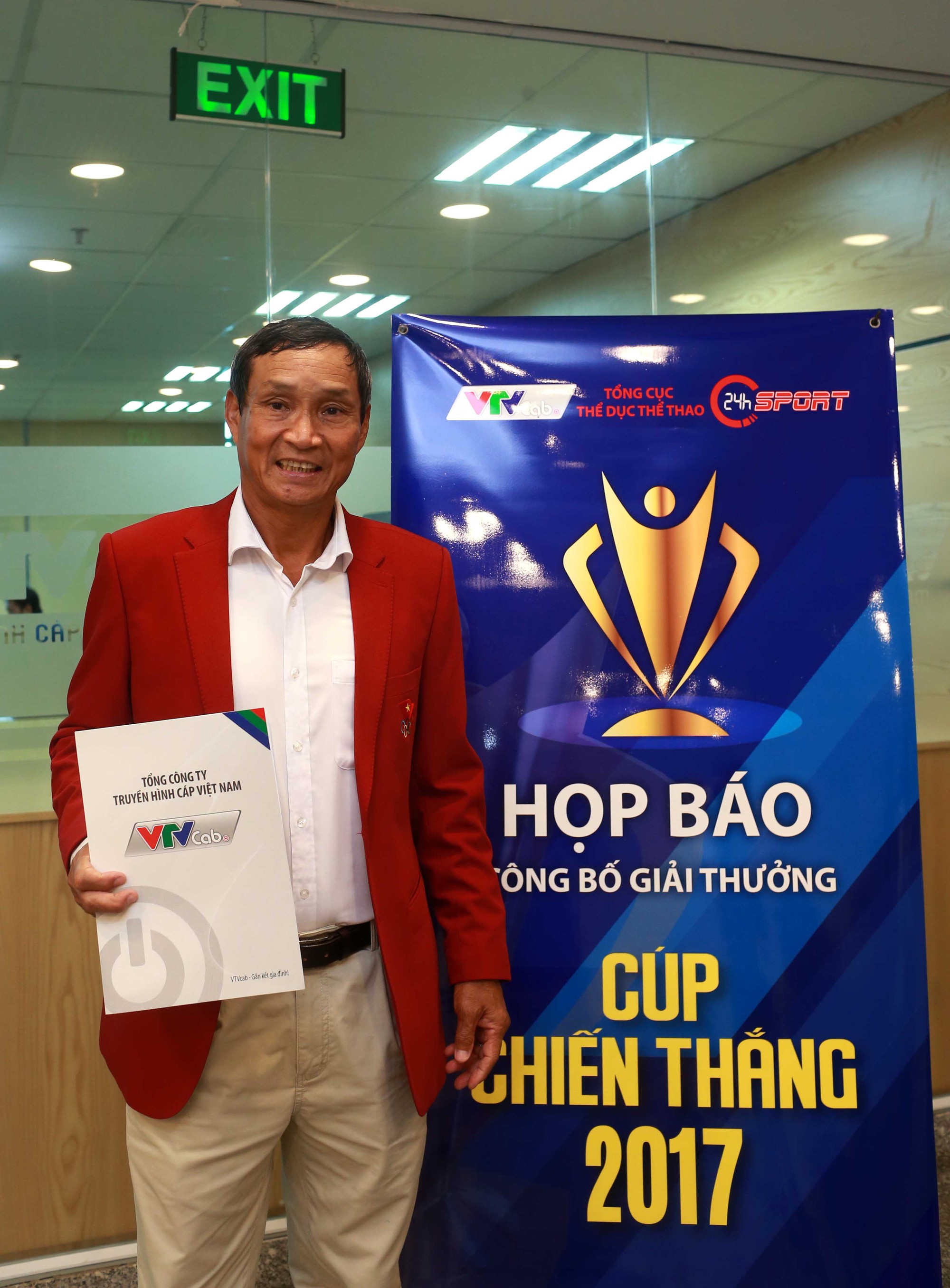 HLV Mai Đức Chung dẫn dắt các cầu thủ nữ Việt Nam lần thứ 5 giành HCV SEA Games, 1 trong 3 khách mời của buổi họp báo Cúp Chiến thắng 2017
