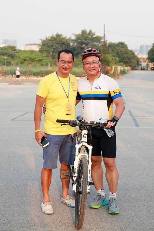Ông Khuất Việt Hùng (phải) cùng ông Lê Chiến (Trưởng BTC Hà Nội Gran Fondo) sau khi hoàn thành 160km lần đầu tiên trong đời