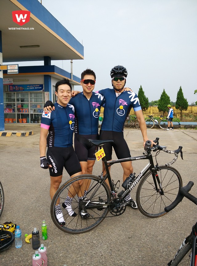 Moon Yong Gi (giữa) cùng các đồng đội trong team xe đạp Hàn Quốc