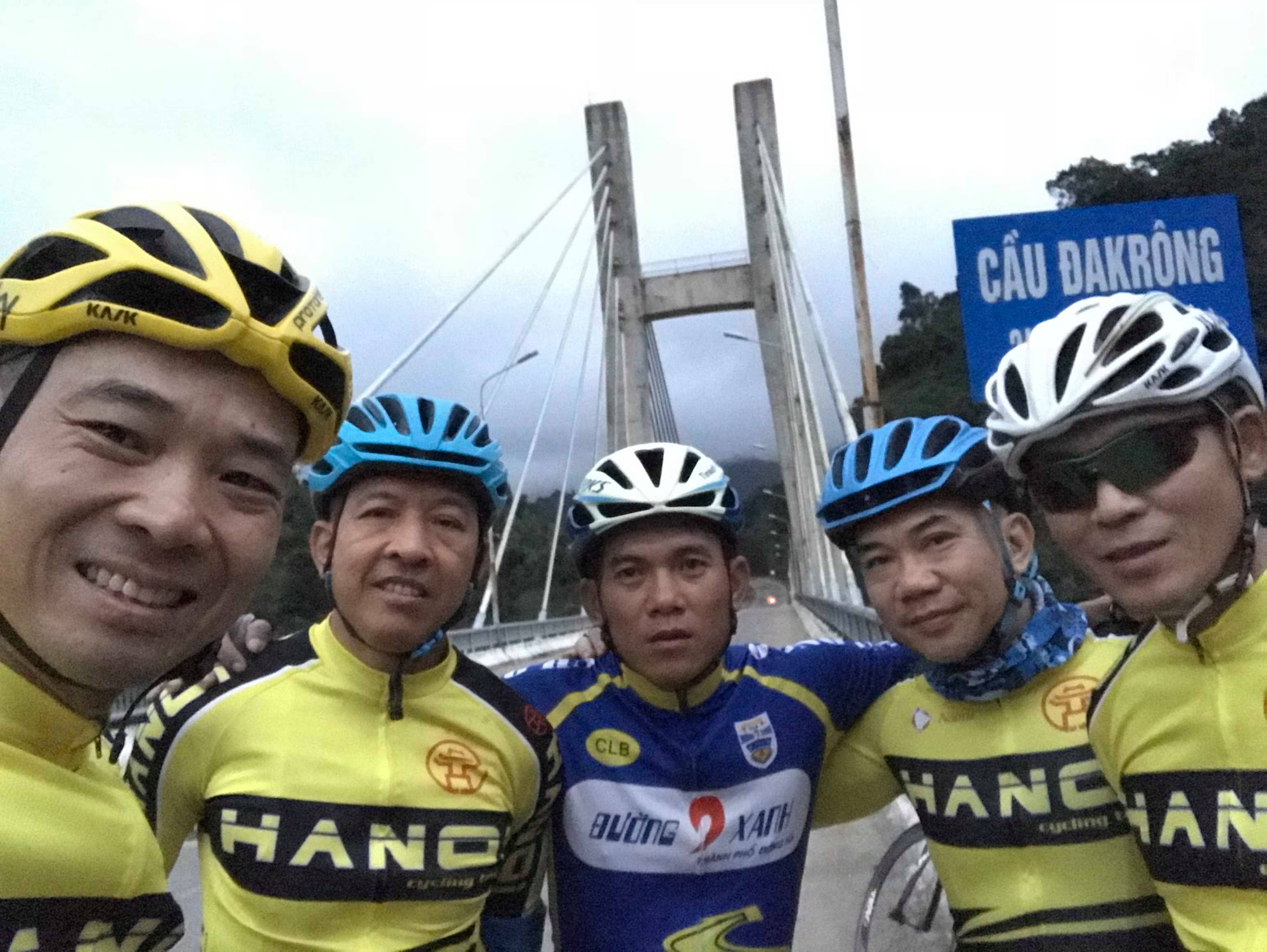 Nhóm đạp xe xuyên Việt trên cầu Dakrong