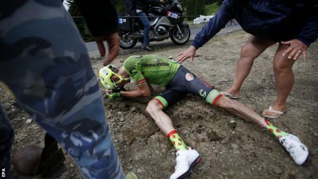 Pierre Rolland (Pháp) là tay đua đầu tiên bị ngã vì đường trơn ướt