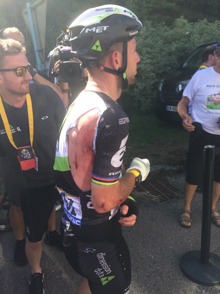 Mark Cavendish thương tích đầy mình sau cú ngã
