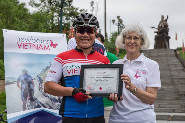 anh Hùng, chủ nhiệm Tayho Cycling nhận Chứng nhận từ Newborns Vietnam Isla Climbing Challenge