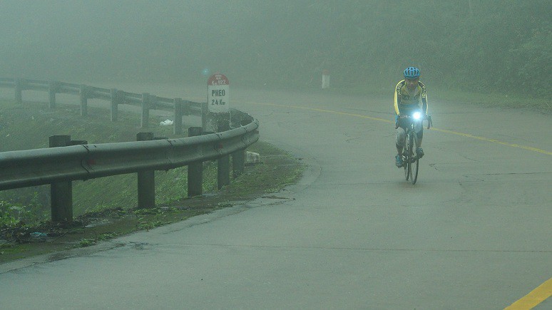 Trong 10 ngày, nhóm đạp xe xuyên Việt gặp mưa 6 ngày