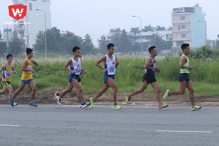 Marathon và đi bộ 20km được tổ chức ở nơi xa trung tâm, dân cư thưa thớt, đường chạy không được đóng kín hoàn toàn