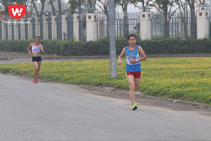 Đường chạy thoáng, đẹp. VĐV Lê Thị Thoa (áo xanh 304) và Phan Thị Bích Hà (437) liên tục dẫn đầu marathon và đi bộ nữ