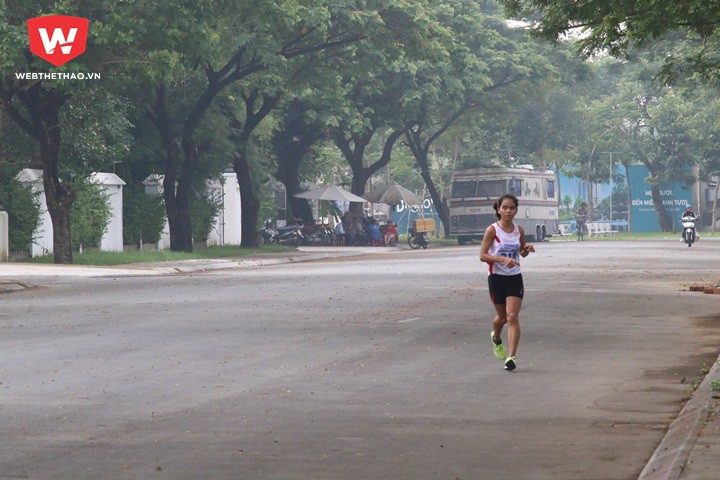 Hoàng Thị Ngọc Hoa giành HCV sau khi kiên nhẫn chạy ''tránh xa'' Lê Thị Thoa trong 5 vòng đầu