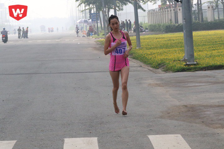 Nguyễn Thụy Ý Tiên (407, Khánh Hòa) chạy marathon với chân đất
