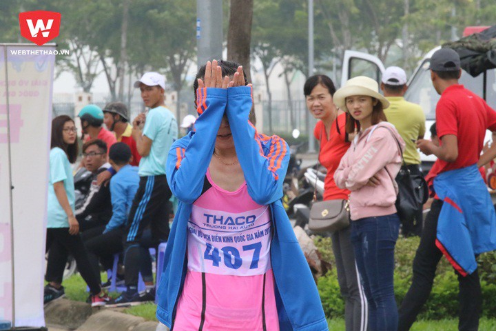Á quân Nguyễn Thụy Ý Tiên marathon nữ về đích. VĐV sinh năm 1993 này là học trò của HLV nổi tiếng một thời Phạm Đình Khánh Đoan