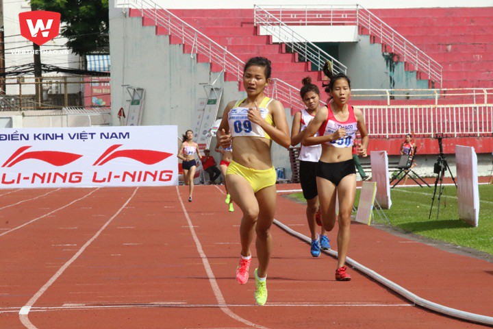 Nguyễn Thị Oanh thắng dễ 1500m nữ, thậm chí bắt vòng đối thủ khi về đích