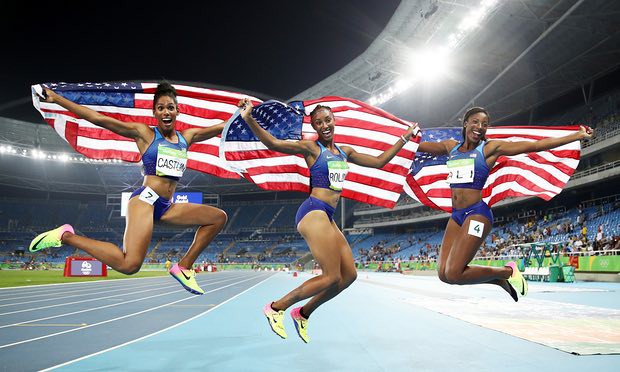 Mỹ thống trị đường đua 100m vượt rào khi ômgọn HCĐ (Kristi Castlin), HCV (Brianna Rollins) và HCB (Nia Ali) tại Olympic 2016