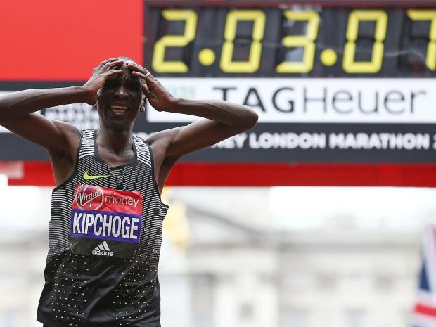 Kipchoge ôm đầu với chút tiếc nuối khi suýt phá kỉ lục thế giới