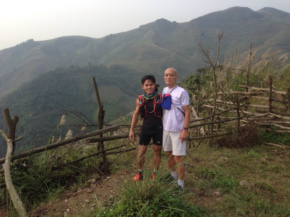 ông Nguyễn Đỗ Hùng cùng anh Nguyễn Doãn Cường trong một buổi chạy trail ở Chương Mỹ (Hà Nội)
