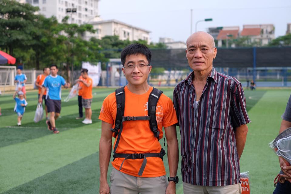 Anh Đinh Hữu Toàn (trái) và ông Nguyễn Đỗ Hùng, người cao tuổi chạy marathon nhanh nhất Việt Nam