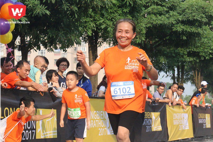 Giải chạy Longbien Marathon 2017 thu hút cả trẻ em lẫn phụ nữ lớn tuổi