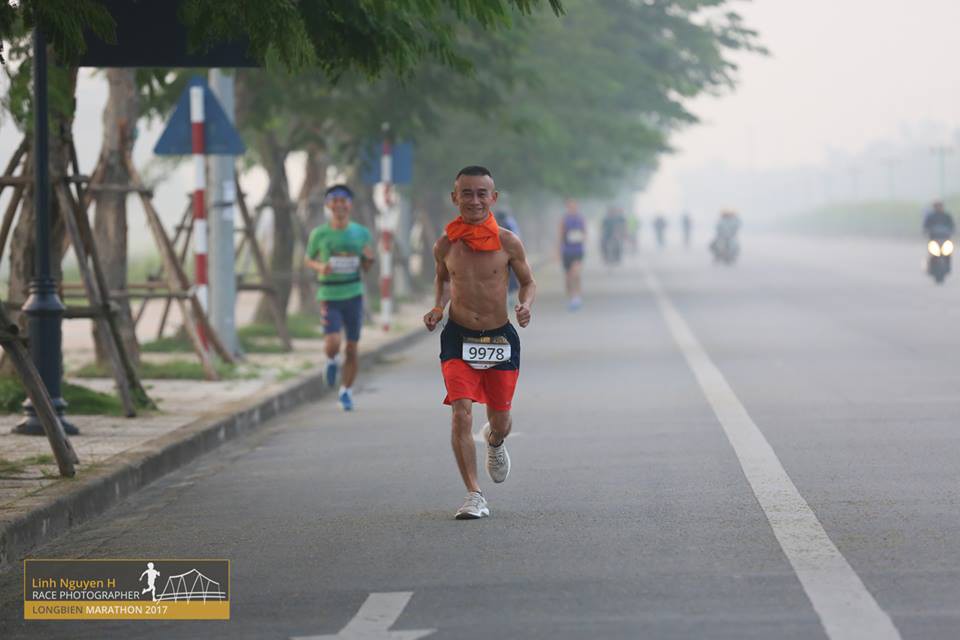 Runner Vũ Quang Sơn vẫn duy trì thói quen chạy...cởi trần như khi chạy trong Công viên Thống Nhất