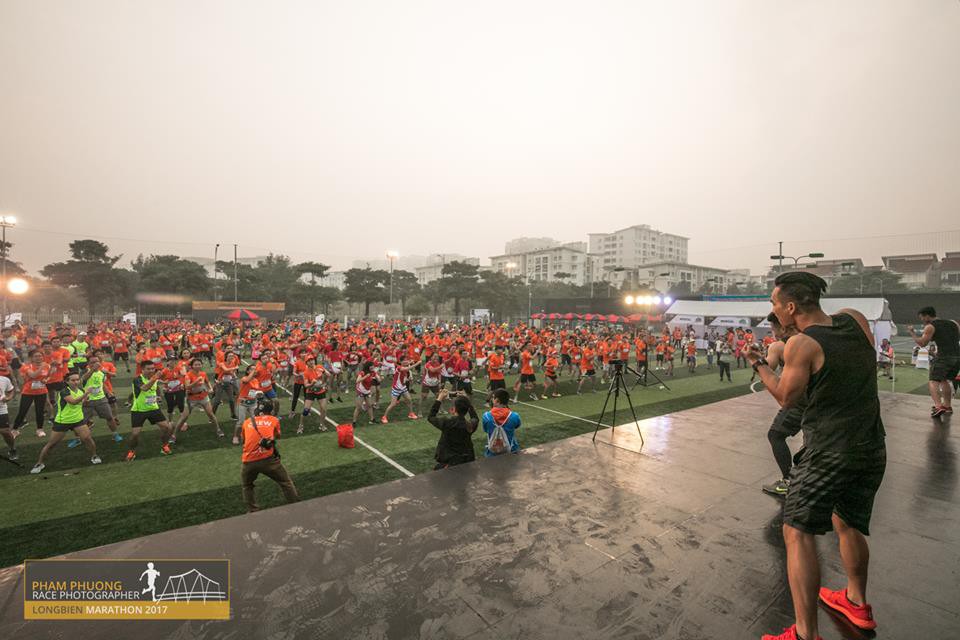 1600 runner ''đánh thức'' cả Trung tâm TDTT từ lúc 4 giờ sáng bằng những màn khởi động đầy hứng khởi