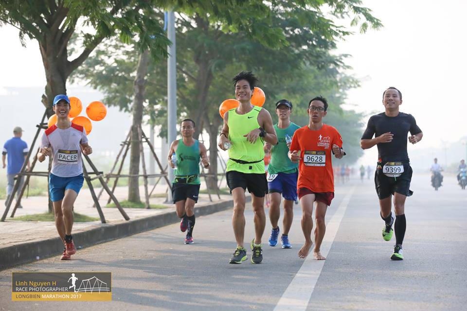 ĐKVĐ Cao Ngọc Hà, runner phong trào hàng đầu Việt Nam tình nguyện làm pacer marathon sub 4 giờ. Anh vẫn cười tươi trong khi các VĐV theo sau tỏ ra rất căng thẳng