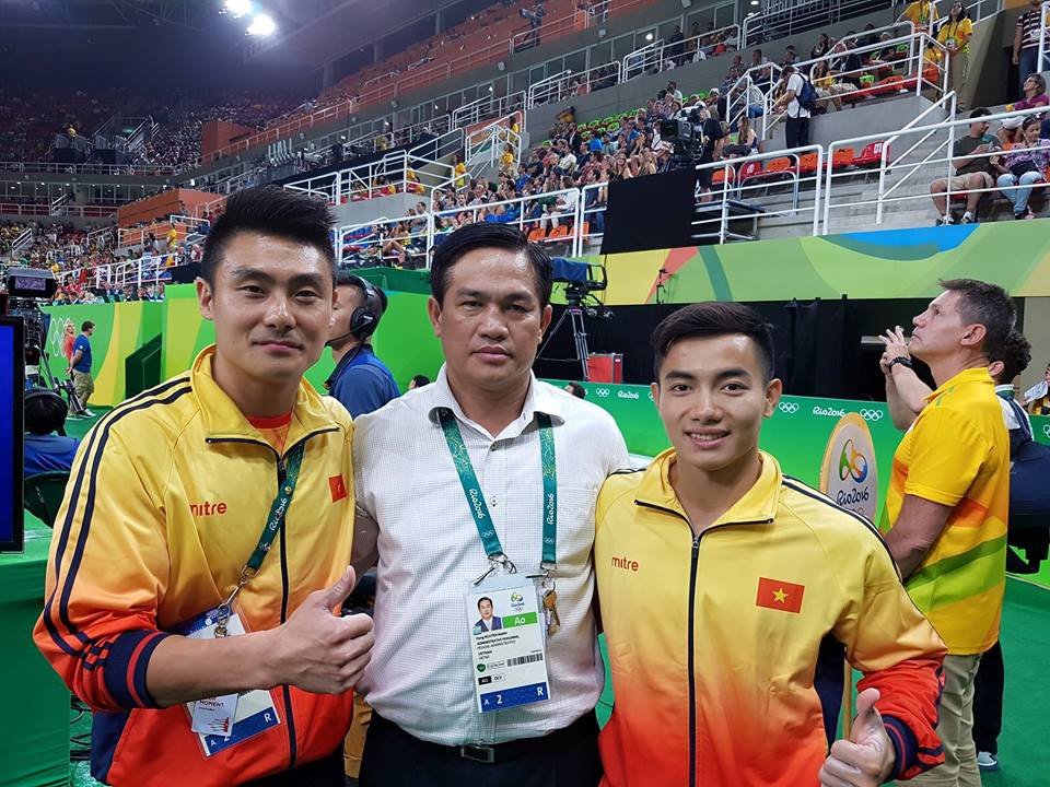 Phạm Phước Hưng cùng chuyên gia Trung Quốc và Nguyễn Mạnh Hùng, giám đốc Trung tâm huấn luyện thể thao Quốc gia (Hà Nội)