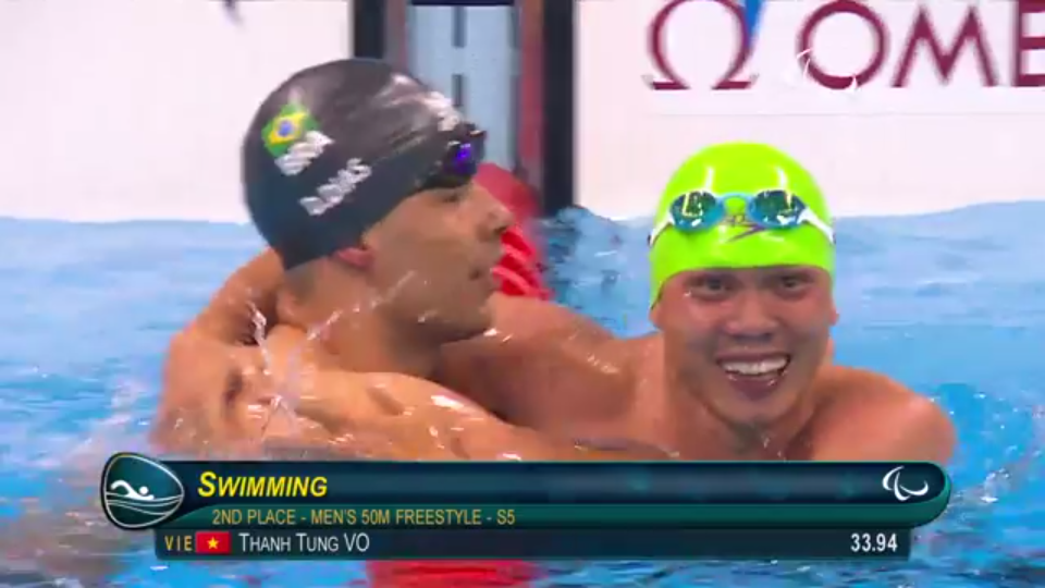 VĐV Võ Thanh Tùng vui mừng sau khi hoàn thành 50m bơi