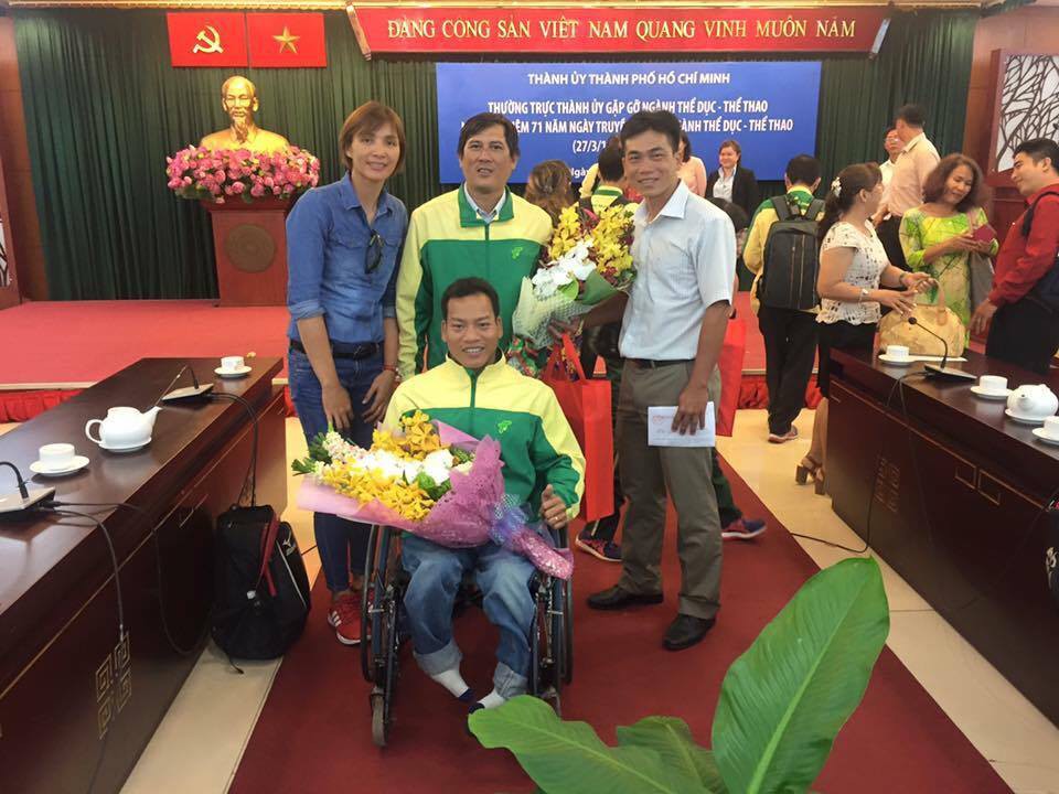 Lê Văn Công cùng Đội tuyển thể thao người khuyết tật Việt Nam có buổi gặp mặt tại Tp.HCM với Thành ủy thành phố nên không thể bay ra Hà Nội tham dự trong tối nay