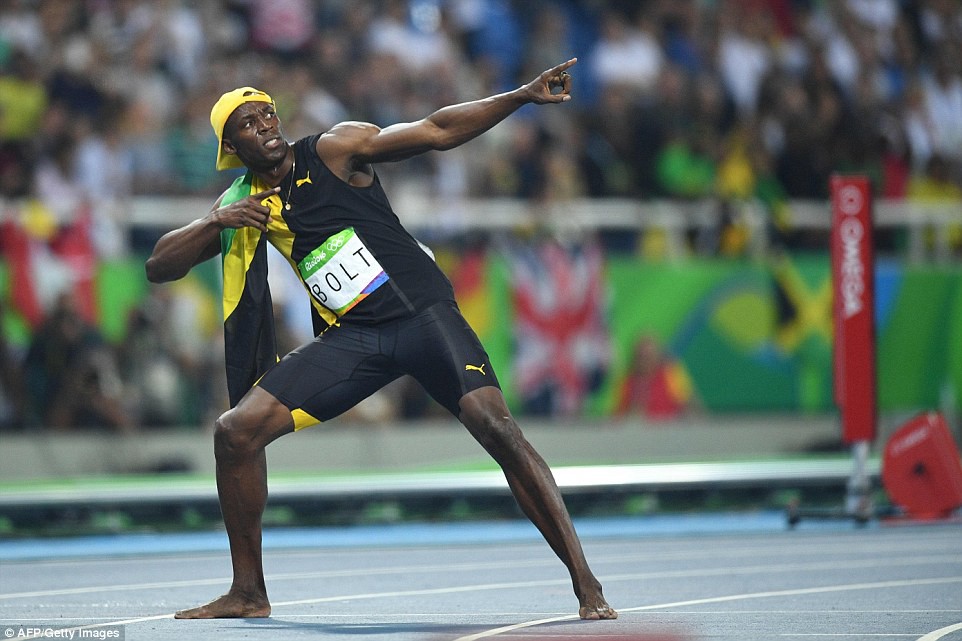 Màn ăn mừng quen thuộc của ''Tia chớp đen'' Bolt