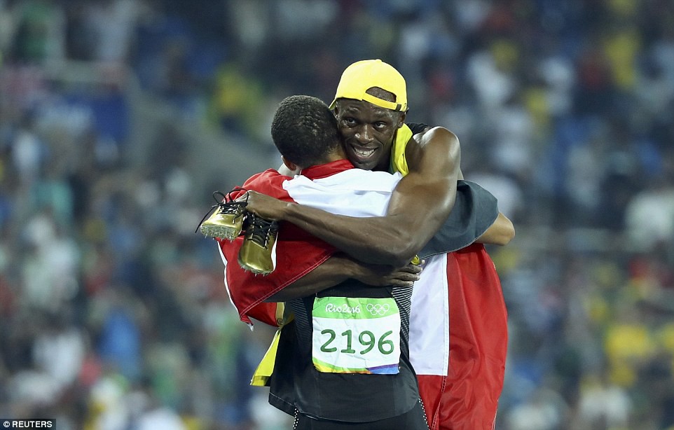 Thay vì hỏi han Gatlin, Usain Bolt ôm chầm Andre de Grasse (HCĐ) động viên khích lệ