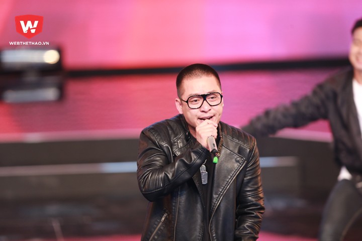 Ca sĩ Tuấn Hưng biểu diễn ca khúc ''Đam mê'' để cổ vũ các VĐV và HLV