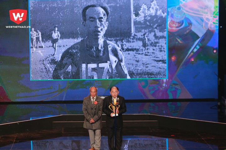Nhà báo Vũ Công Lập trao giải thưởng Cống hiến trọn đời cho ''ông già vạn dặm'' Bùi Lương, một huyền thoại marathon, người đã gắn bó với điền kinh hơn 40 năm