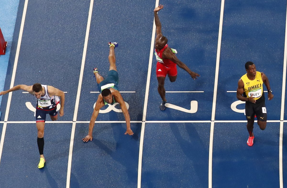 Cú phi thân về đích giúp VĐV 110m vượt rào người Brazil lọt vào vòng bán kết Olympic 2016