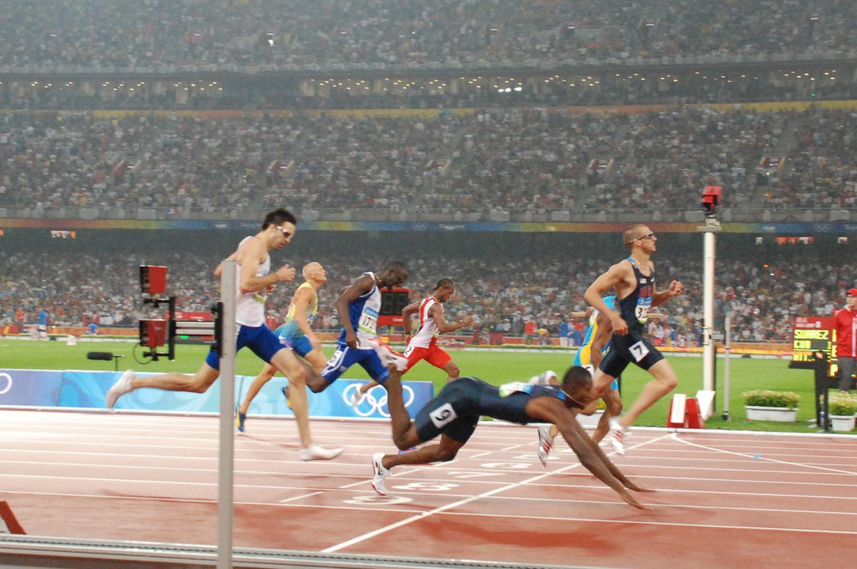 Cú phi thân về đích giúp David Neville giành HCĐ 400m nam Olympic 2008