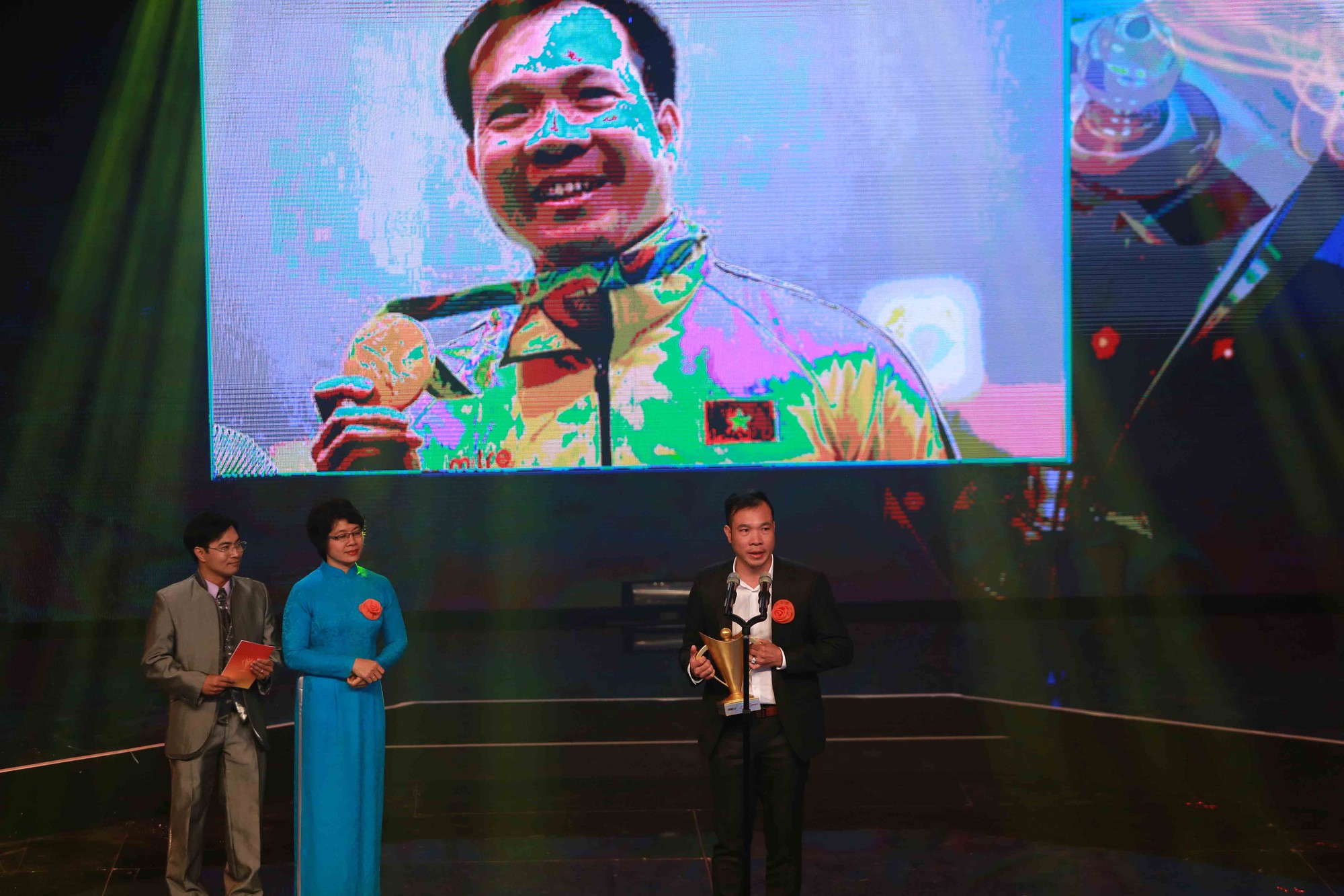 Hoàng Xuân Vinh được vinh danh tại Gala Cúp Chiến thắng 2016