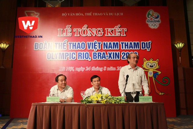 Bộ trưởng Nguyễn Ngọc Thiện (giữa) nghe báo cáo và các ý kiến đóng góp trong buổi lễ tổng kết