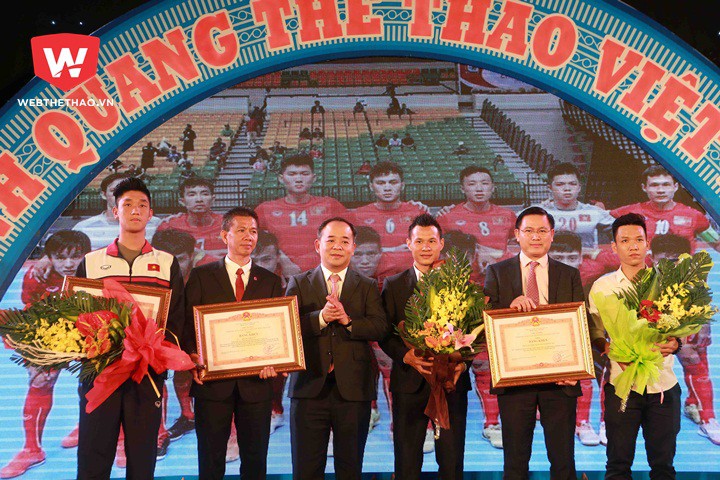 Đội tuyển U19 Việt Nam, ĐT Futsal Việt Nam và HLV Hoàng Anh Tuấn nhận Bằng khen của Thủ tướng Chính phủ