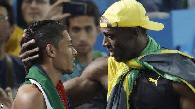Usain Bolt tạm thời dừng ăn mừng kết quả của mình để chia vui với Wayde