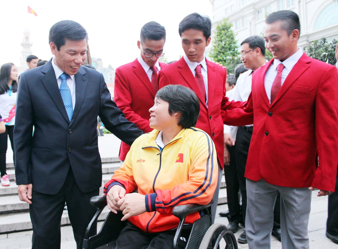 Bộ trưởng Nguyễn Ngọc Thiện và VĐV Cao Ngọc Hùng tại lễ xuất quân tham dự Paralympic 2016