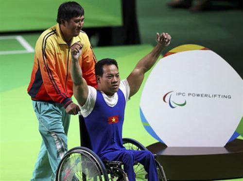 Lê Văn Công cùng HLV Nguyễn Hồng Phúc ở thời khắc lịch sử của thể thao Việt Nam tại Paralympic 2016